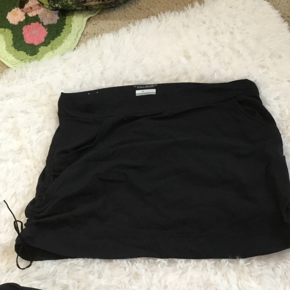 Columbia Sportswear black skirt with built in shorts. Women’s Xl